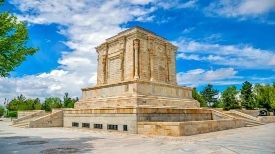 ابوالقاسم فردوسی که بود؟ نگهبان زبان فارسی
